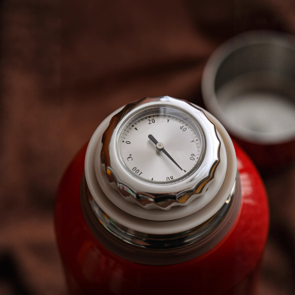 Isolierte Flasche mit Thermostatanzeige