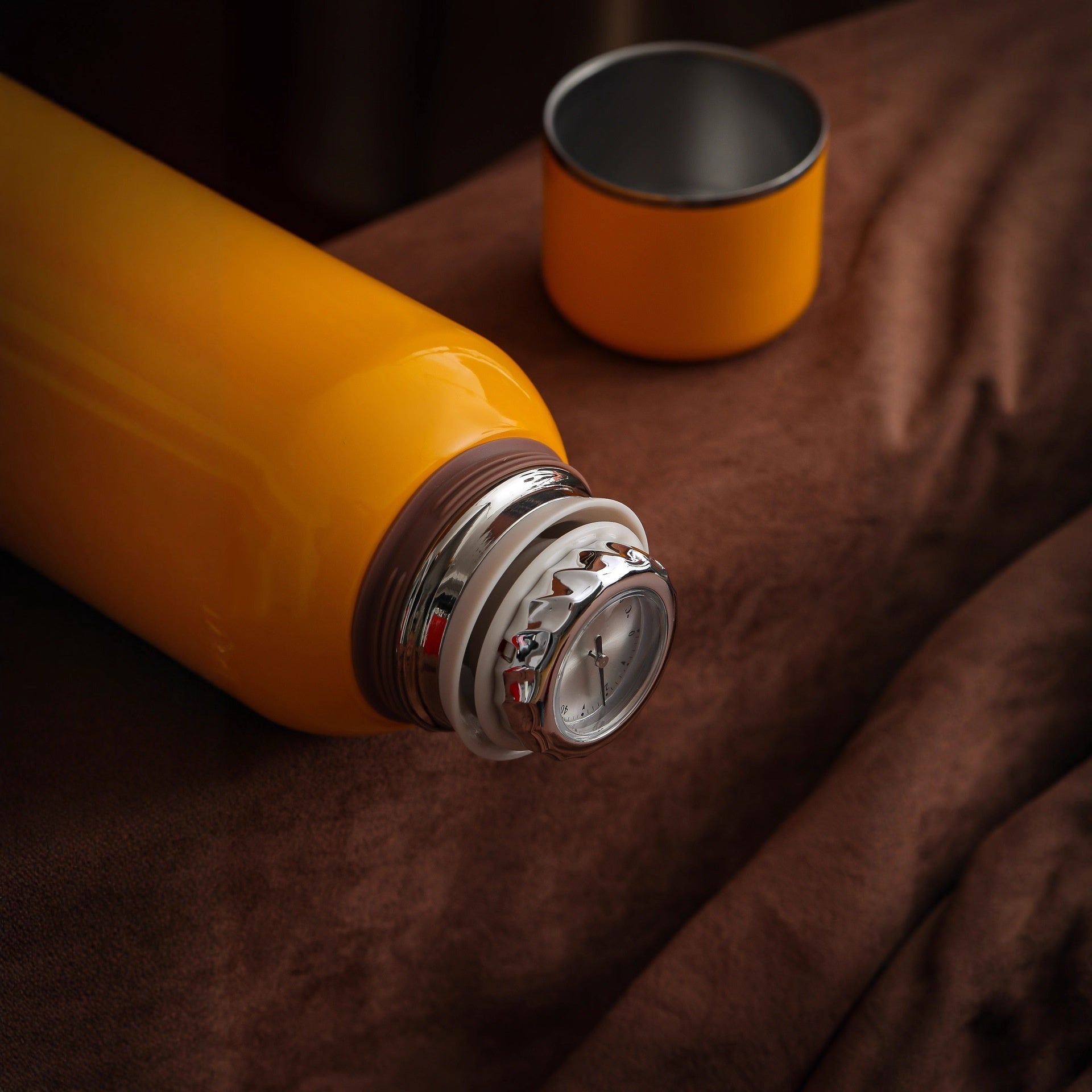 Isolierte Flasche mit Thermostatanzeige