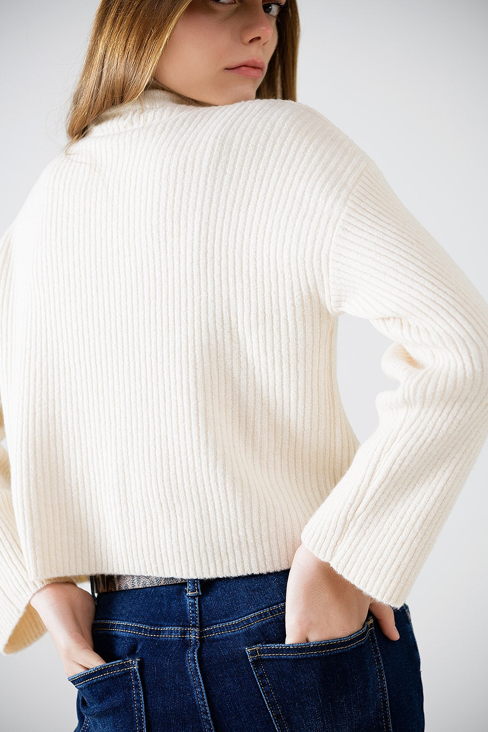 cremefarbener Pullover mit hohem Kragen