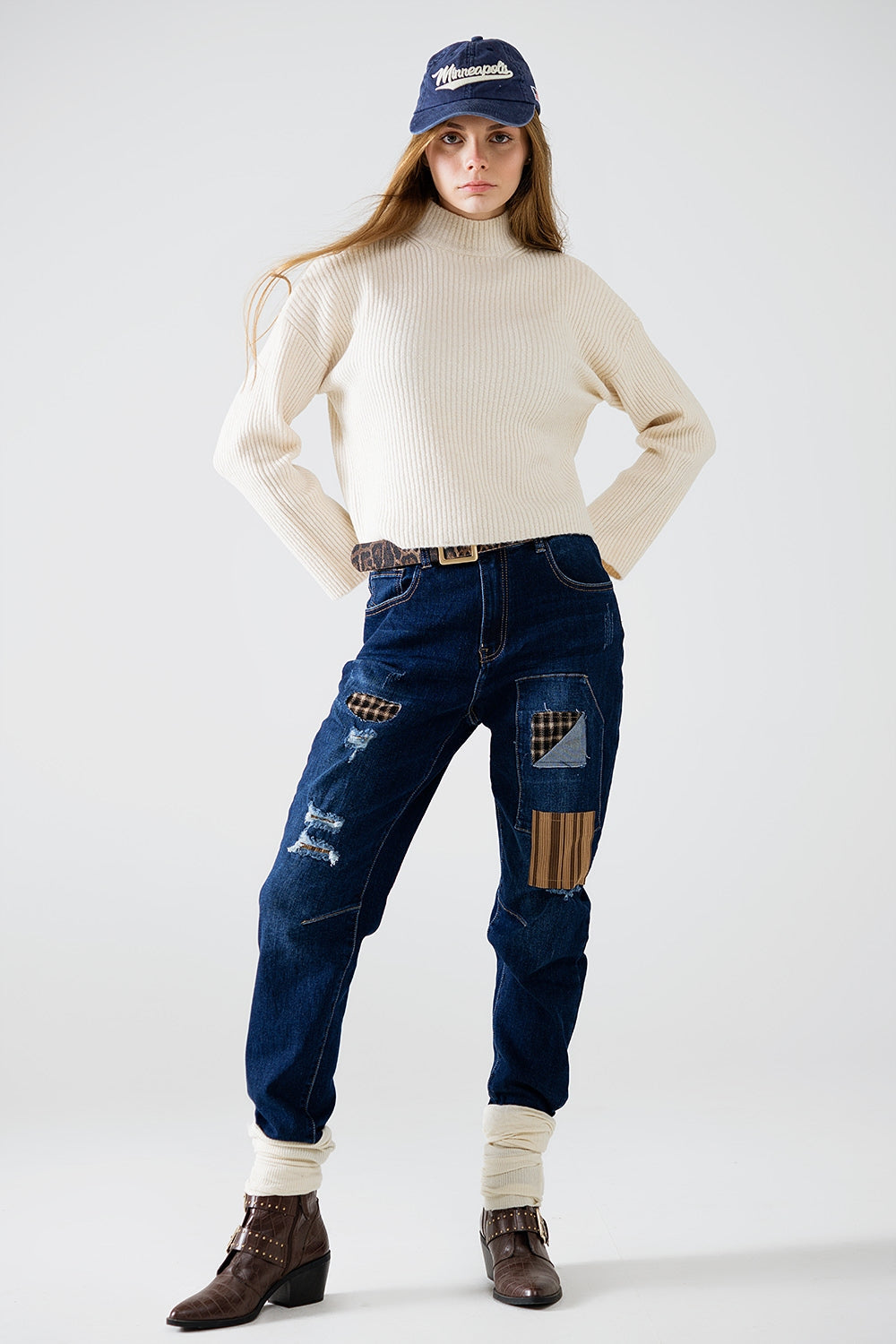 cremefarbener Pullover mit hohem Kragen