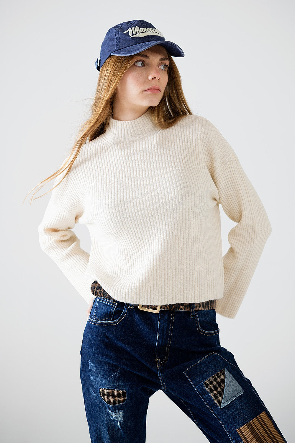 cremefarbener Pullover mit hohem Kragen