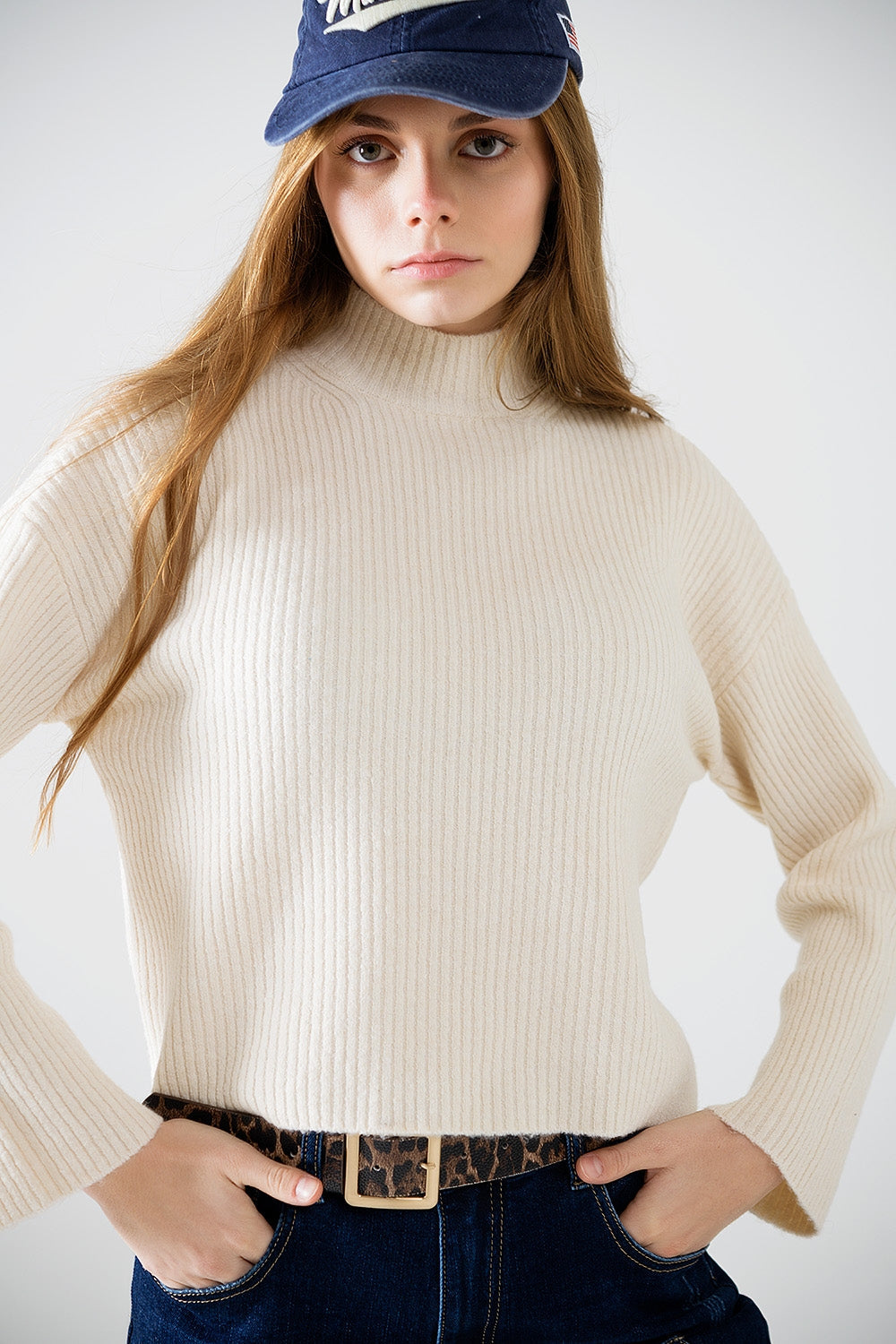cremefarbener Pullover mit hohem Kragen